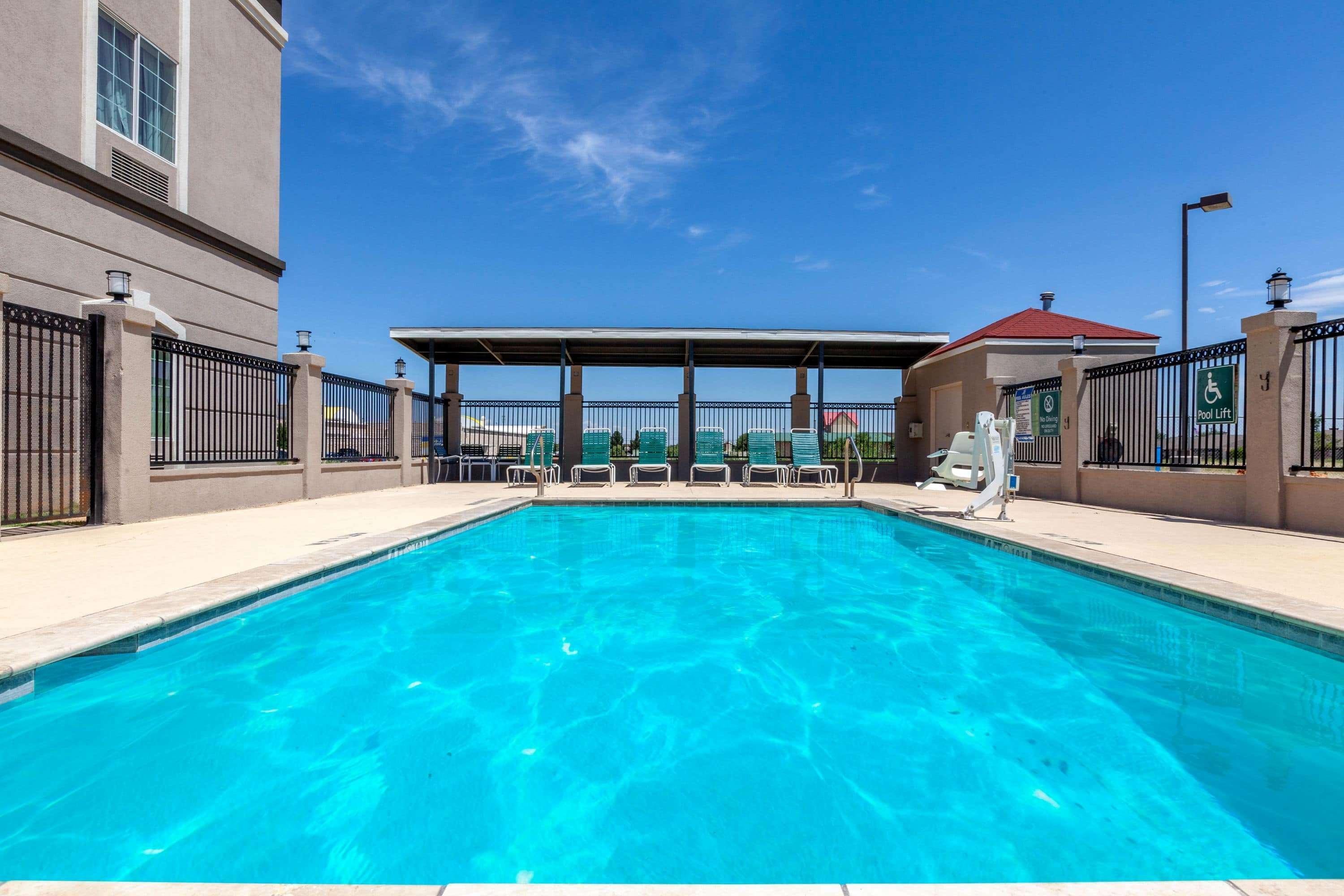 La Quinta By Wyndham Midland North Hotel Exterior photo